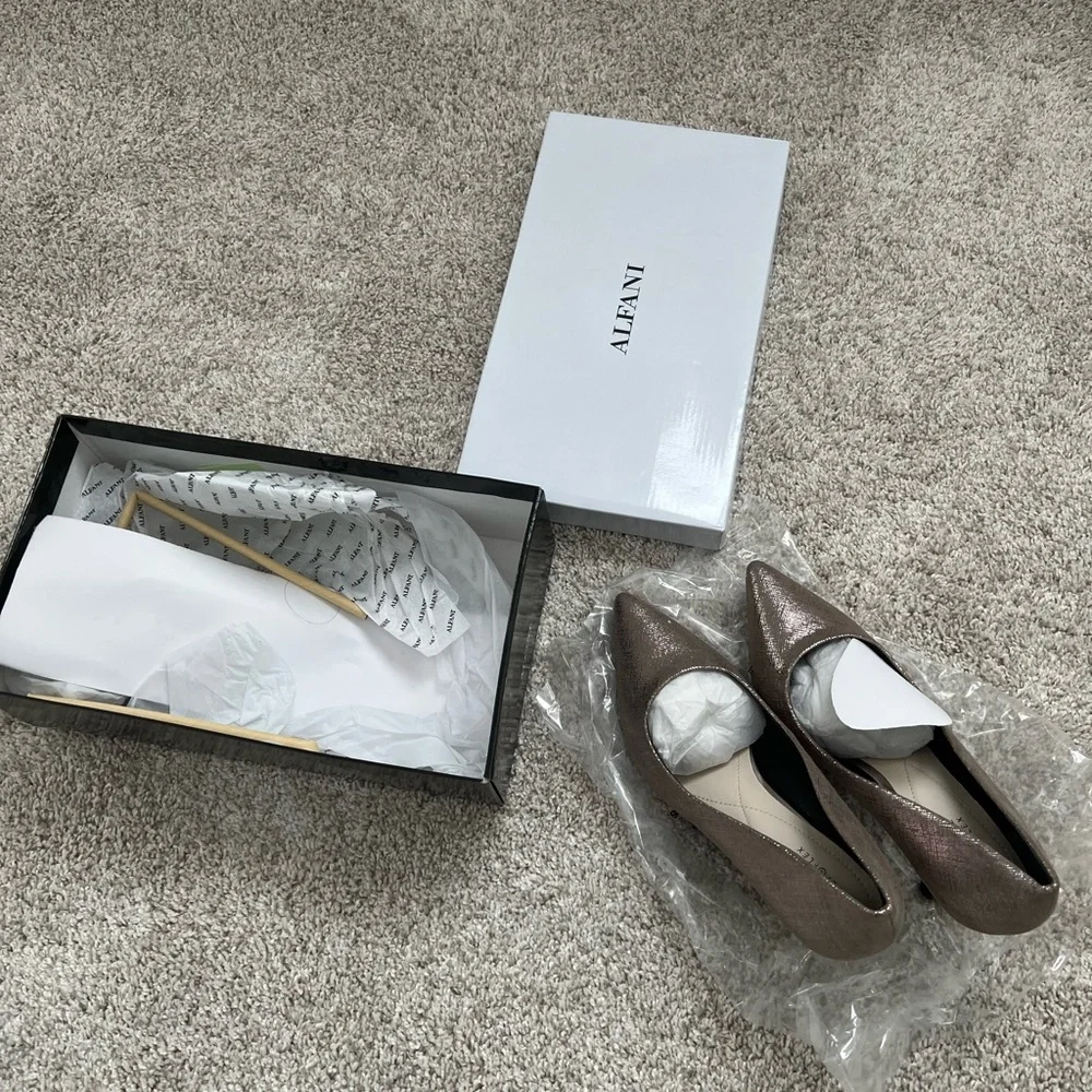 NIB Alfani StepNFlex fit 8W - Picture 2 of 6